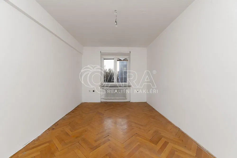 Dnevni boravak; drveni pod, prirodna svjetlost, potrebna renovacija