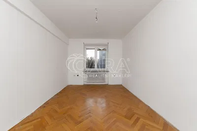 Dnevni boravak; drveni pod, prirodna svjetlost, potrebna renovacija
