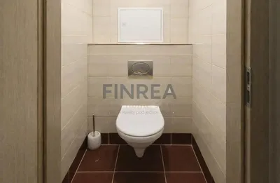 Toilette; fliesenboden