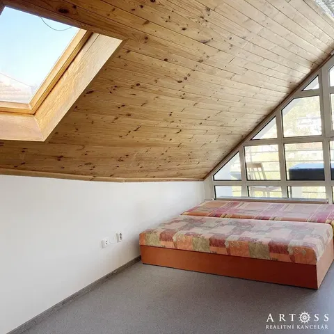 Bedroom; wood beams, wood floor, natural light, rustic style