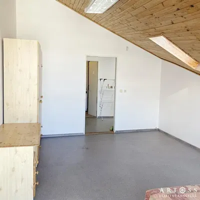 Yatak odası; ahşap kirişler, ahşap zemin, doğal ışık