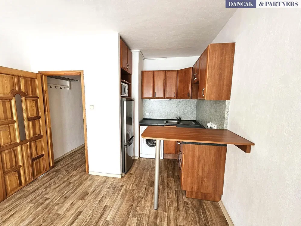 Keuken; keukenapparatuur, houten vloer