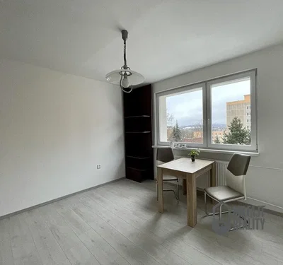 Soggiorno; pavimento in legno, luce naturale, stile moderno