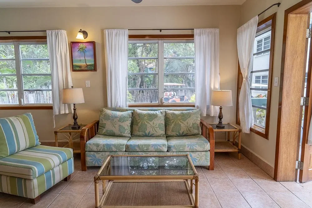 Woonkamer; natuurlijk licht, tegelvloer, uitzicht