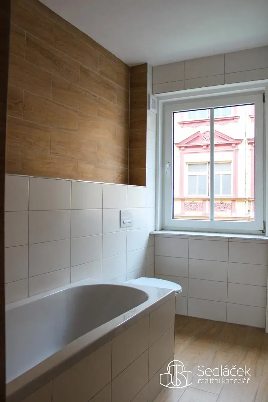 Badezimmer; fliesenboden, tageslicht, blick