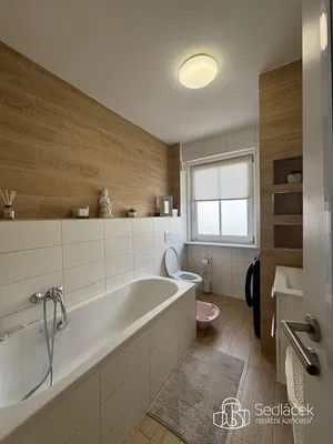 Badezimmer; fliesenboden, tageslicht, renoviert