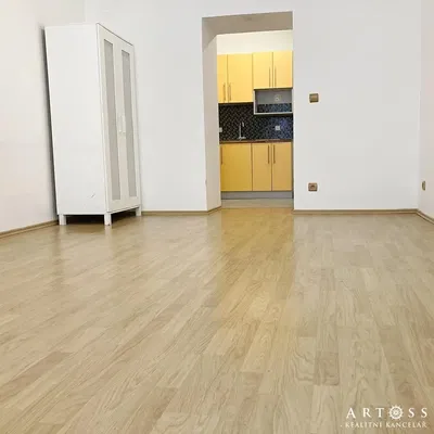 Oturma odası; ahşap zemin, doğal ışık