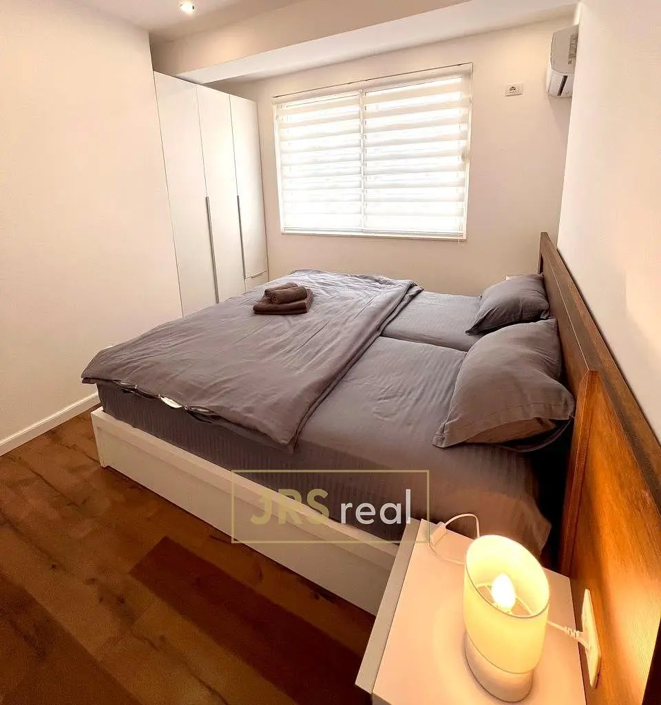 Schlafzimmer; tageslicht, holzboden, moderner stil