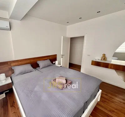 Schlafzimmer; holzboden, tageslicht, moderner stil