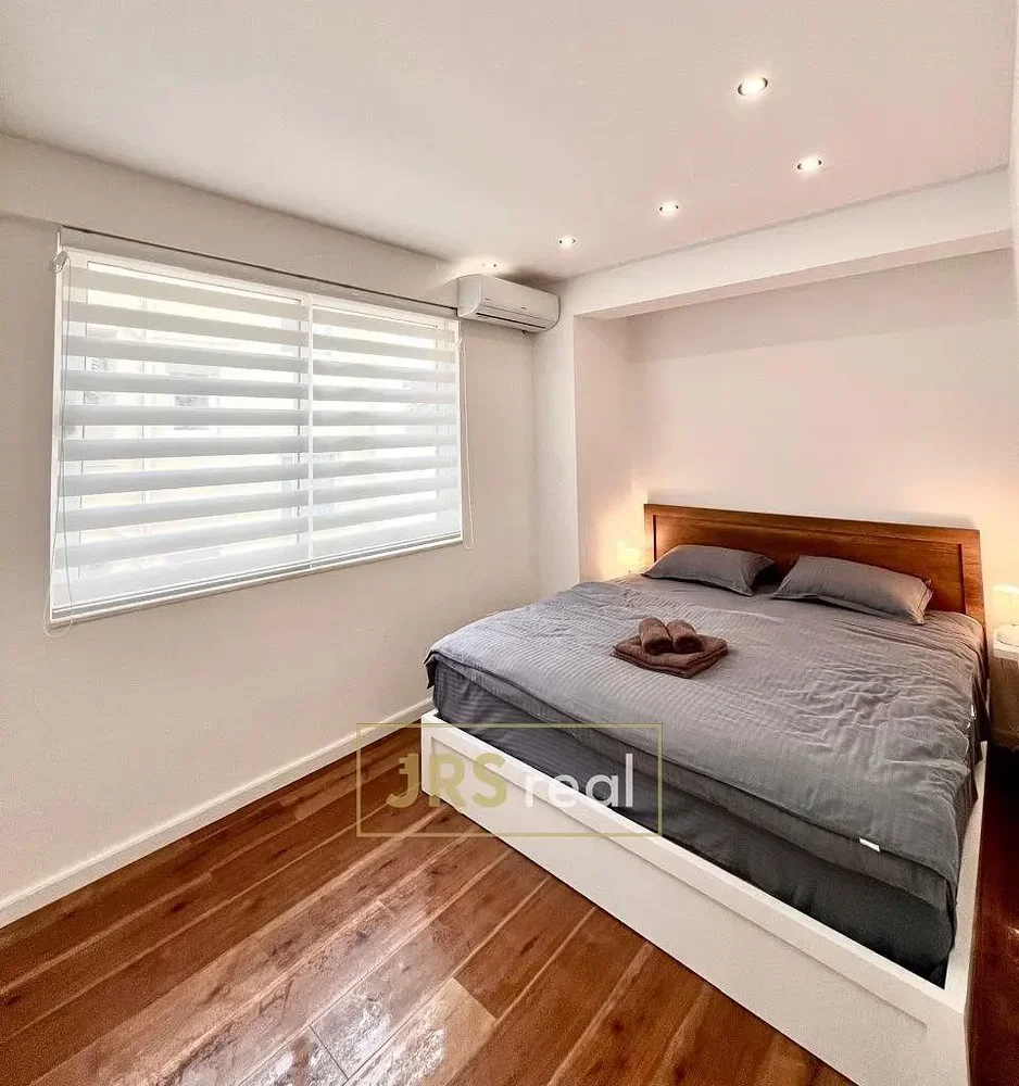 Schlafzimmer; holzboden, tageslicht