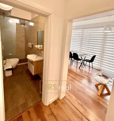 Badezimmer; holzboden, tageslicht