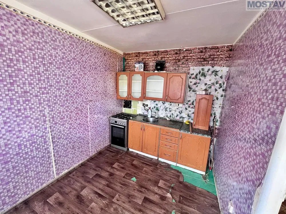 Kuhinja; potrebna renovacija, pločice