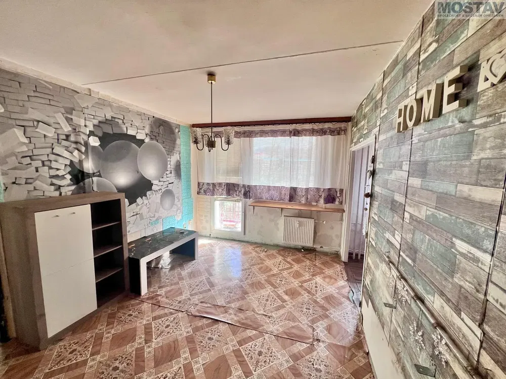 Dnevni boravak; potrebna renovacija, pločice