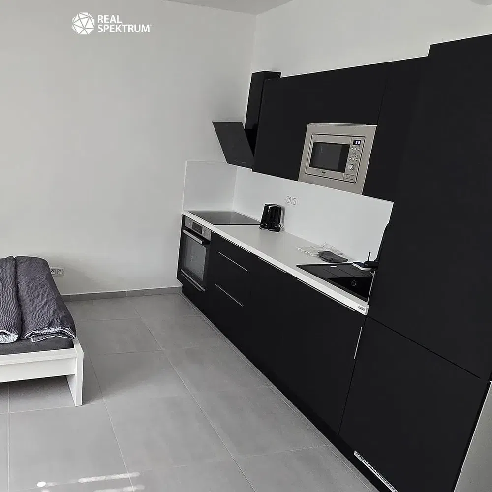 Kuhinja; kućanski aparati, pločice, moderan stil