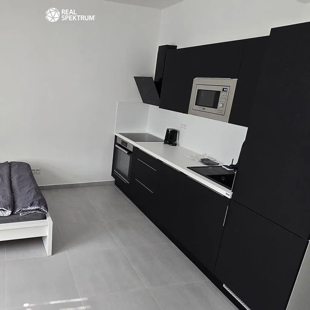 Kuhinja; kućanski aparati, pločice, moderan stil