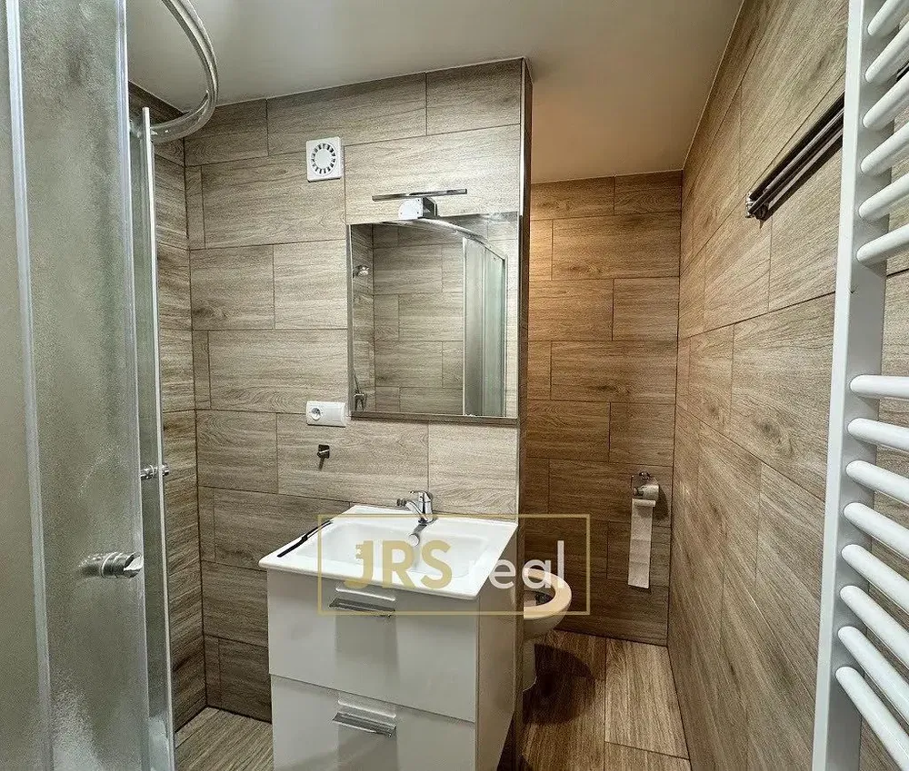 Salle de bain; carrelage, rénové, lumière naturelle, style moderne