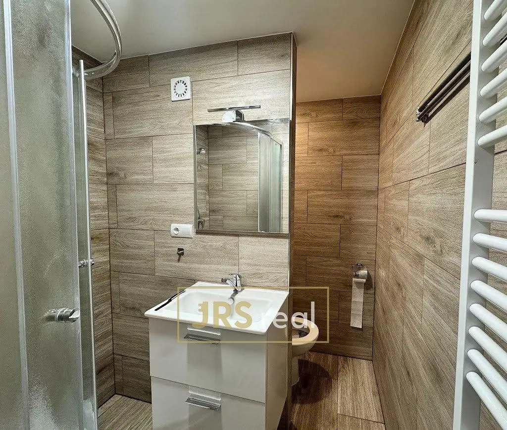 Salle de bain; carrelage, rénové, lumière naturelle, style moderne