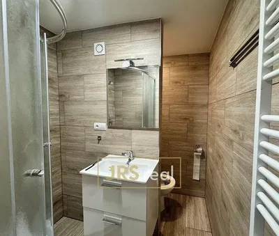 Salle de bain; carrelage, rénové, lumière naturelle, style moderne