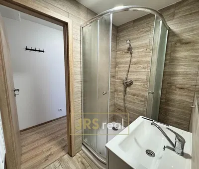 Salle de bain; carrelage, rénové, lumière naturelle, style moderne