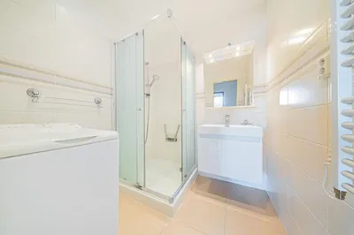 Badezimmer; fliesenboden, tageslicht, renoviert