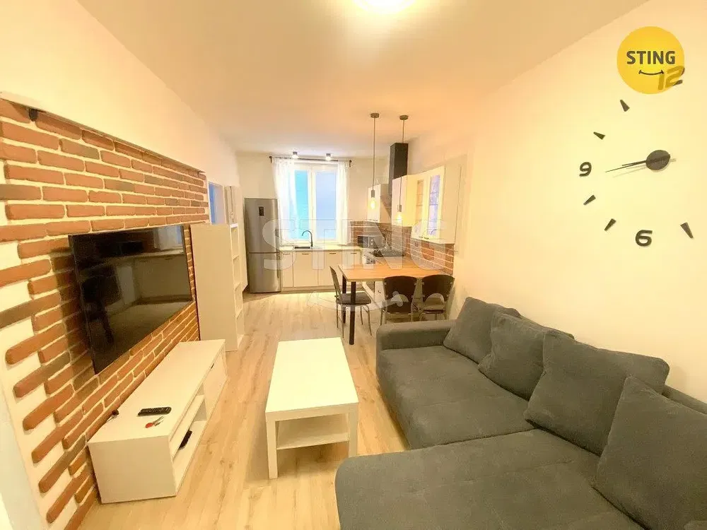 Woonkamer; natuurlijk licht, moderne stijl, houten vloer