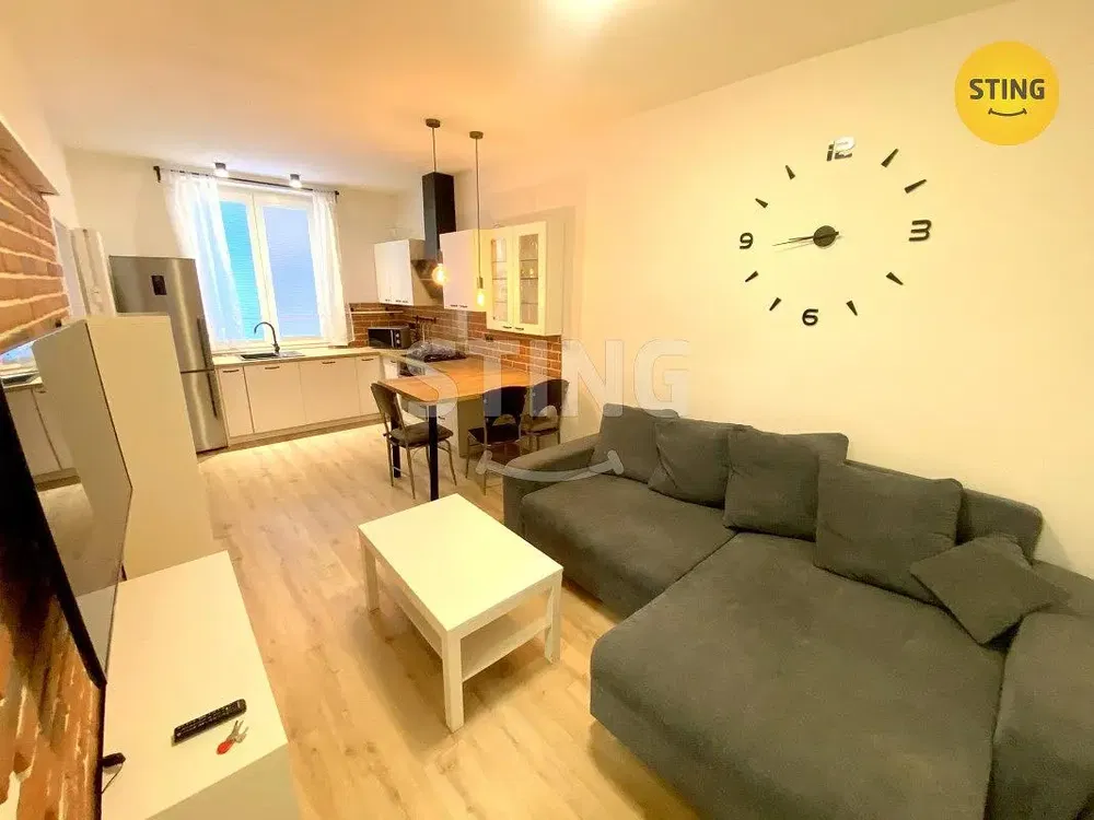 Woonkamer; keukenapparatuur, houten vloer, natuurlijk licht, moderne stijl