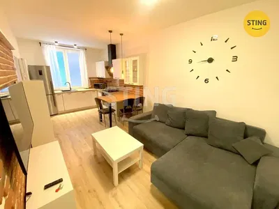 Woonkamer; keukenapparatuur, houten vloer, natuurlijk licht, moderne stijl
