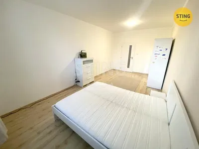 Slaapkamer; houten vloer, natuurlijk licht