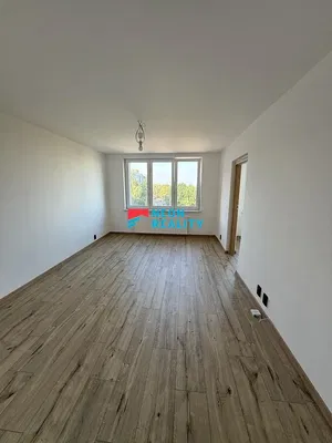 Wohnzimmer; holzboden, tageslicht, renoviert