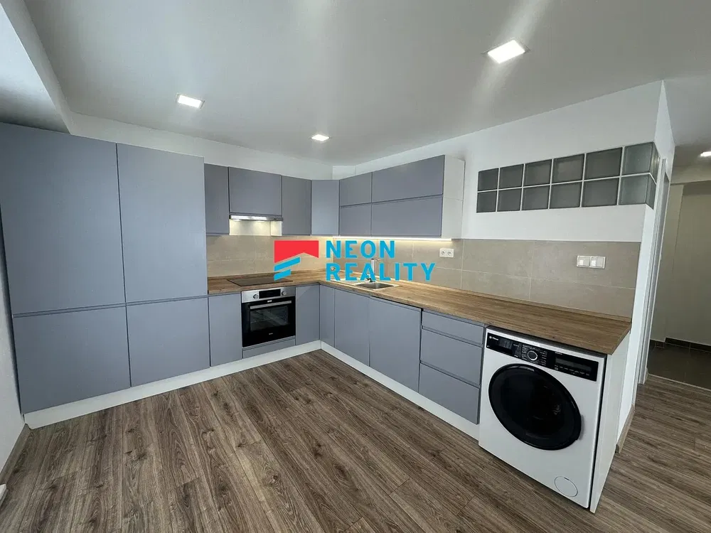 Kitchen; kitchen appliances, renovated