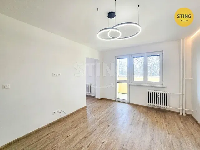 Soggiorno; pavimento in legno, luce naturale, stile moderno