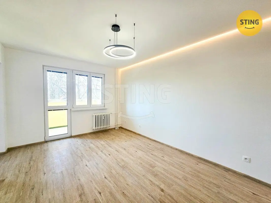 Wohnzimmer; holzboden, tageslicht, moderner stil