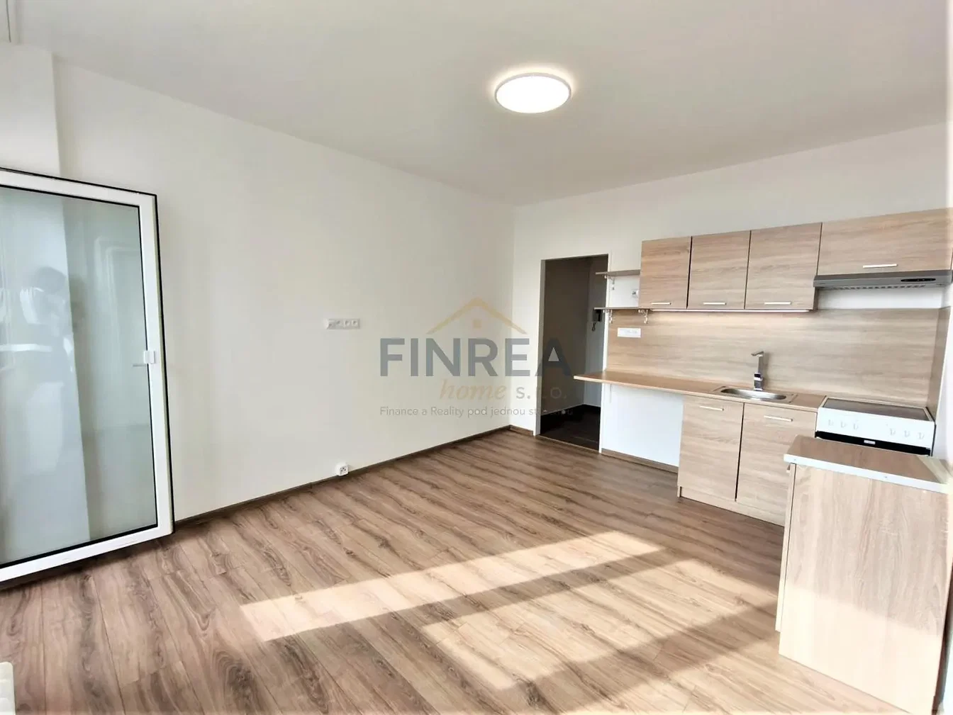 Cucina; elettrodomestici, pavimento in piastrelle, ristrutturato, luce naturale