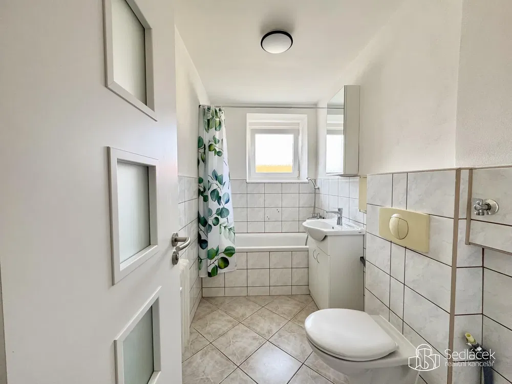 Badezimmer; fliesenboden, tageslicht