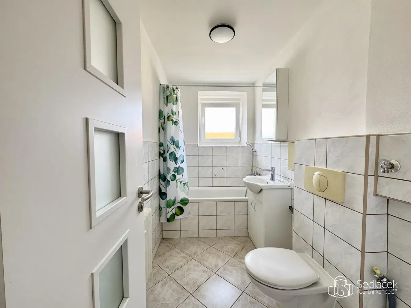 Badezimmer; fliesenboden, tageslicht