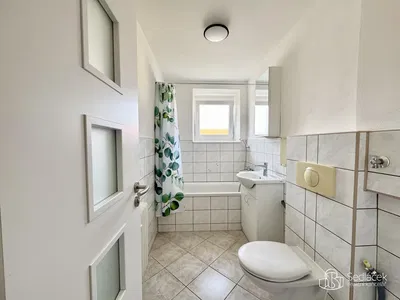 Badezimmer; fliesenboden, tageslicht