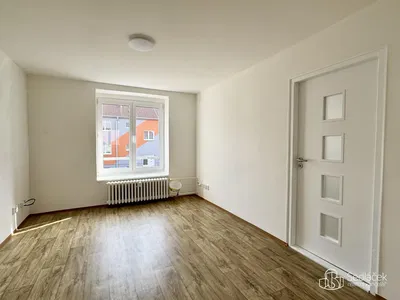 Schlafzimmer; tageslicht, holzboden, renoviert
