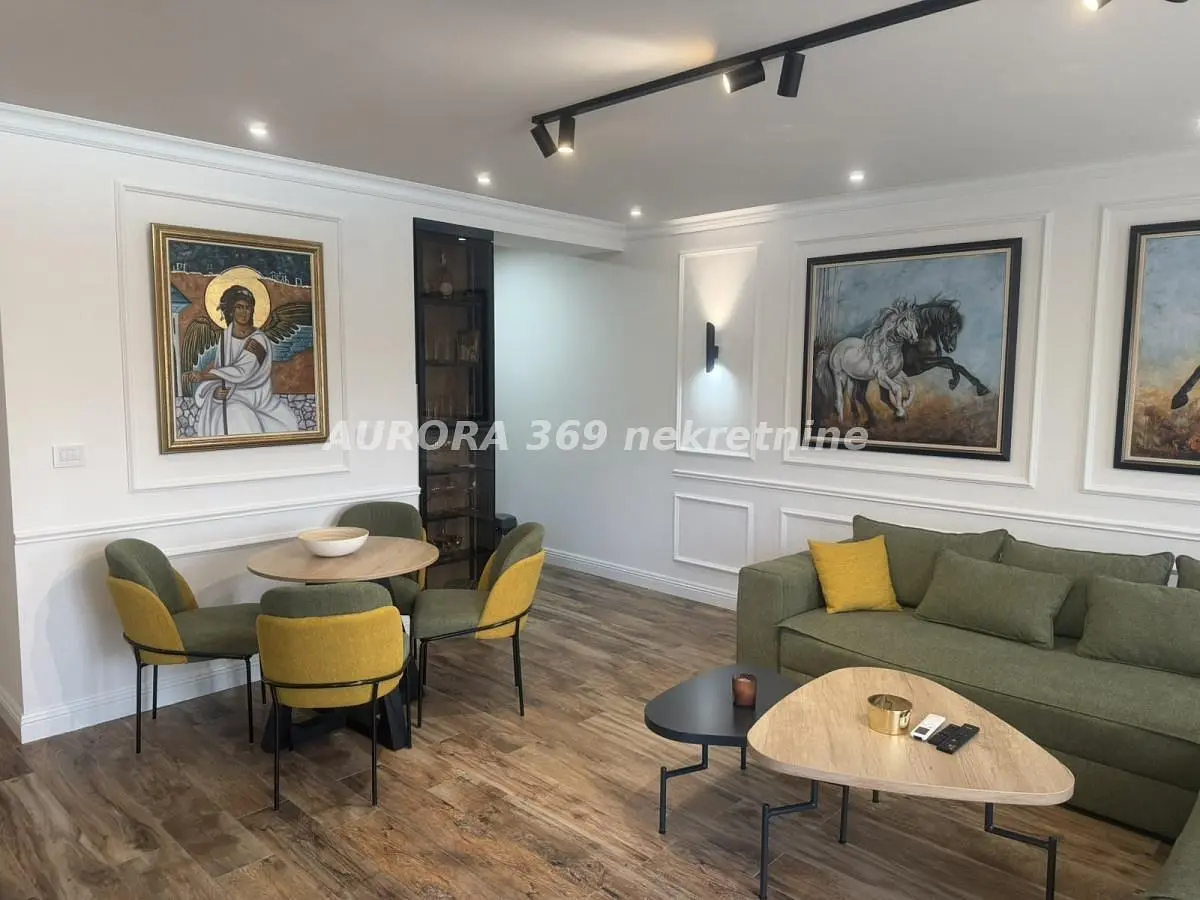 Oturma odası; modern stil, ahşap zemin, doğal ışık