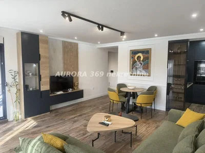 Oturma odası; modern stil, ahşap zemin, doğal ışık, tadilatlı