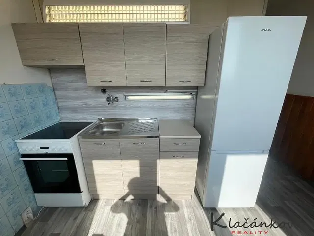 Kitchen; kitchen appliances, natural light