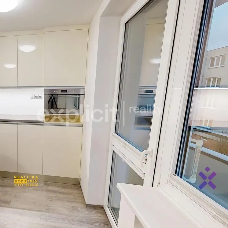 Mutfak; mutfak aletleri, manzara, doğal ışık