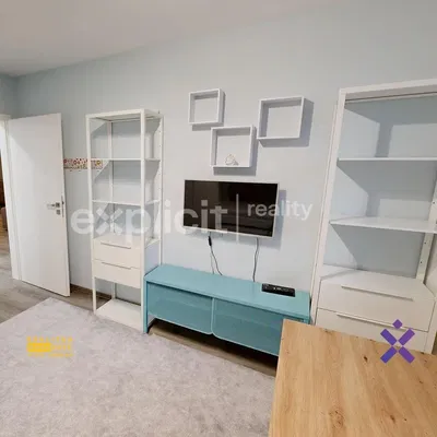 Oturma odası; modern stil, ahşap zemin, doğal ışık