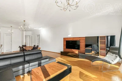 Wohnzimmer; tageslicht, moderner stil, holzboden