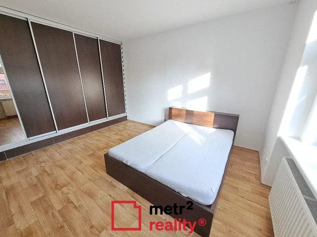 Spavaća soba; drveni pod, prirodna svjetlost