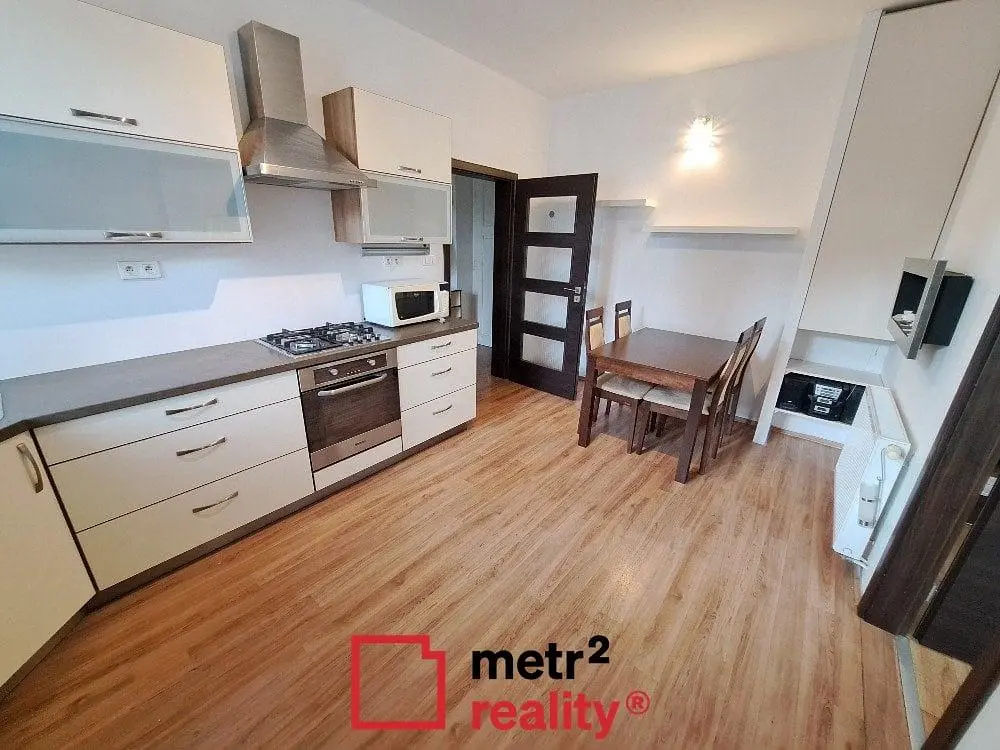 Küche; küchengeräte, holzboden, tageslicht