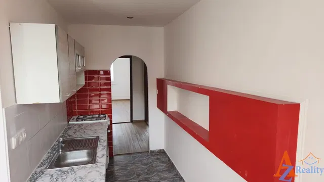 Cucina; elettrodomestici, pavimento in piastrelle