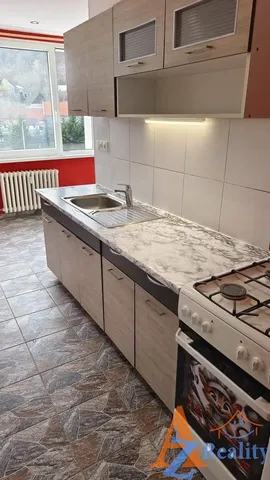 Cucina; elettrodomestici, pavimento in piastrelle, vista