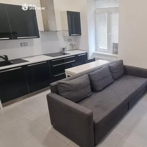 Soggiorno; pavimento in piastrelle, luce naturale