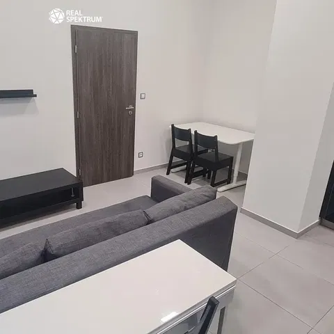 Soggiorno; pavimento in piastrelle, stile moderno, luce naturale