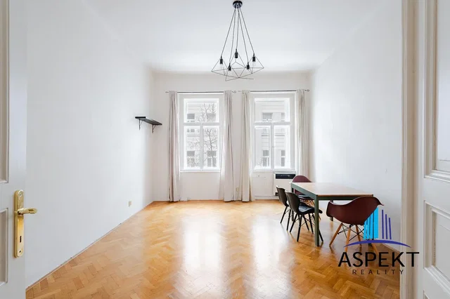 Woonkamer; houten vloer, natuurlijk licht, moderne stijl